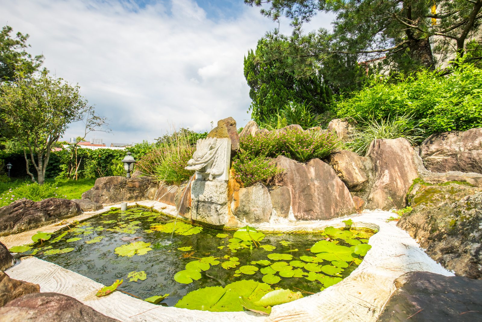 【南投民宿推薦】溫哥華莊園 / 極富奢華感的外觀 / 綠意盎